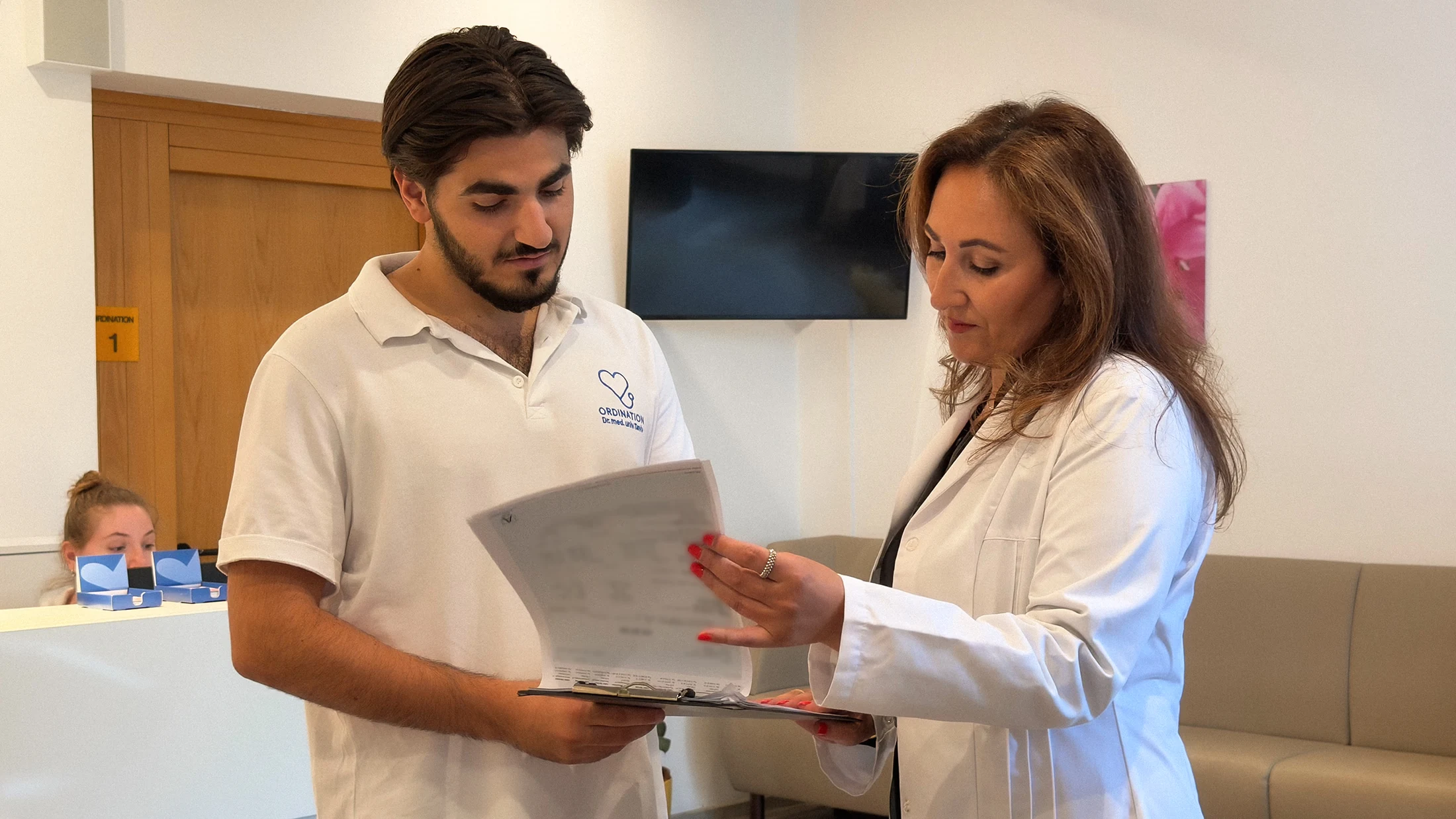 Dr. Lioussia Taviv bespricht Unterlagen im Ordinationsalltag