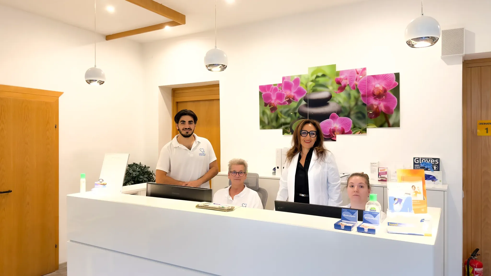 Empfang der Ordination Dr. Taviv mit Team und Patienten